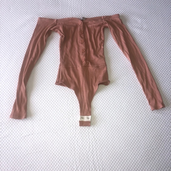 Fashion Nova Sleeved Bodysuit - Picture 3 of 3